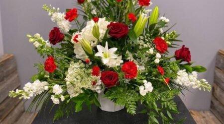 Cara Merangkai Bunga Mawar di Vas